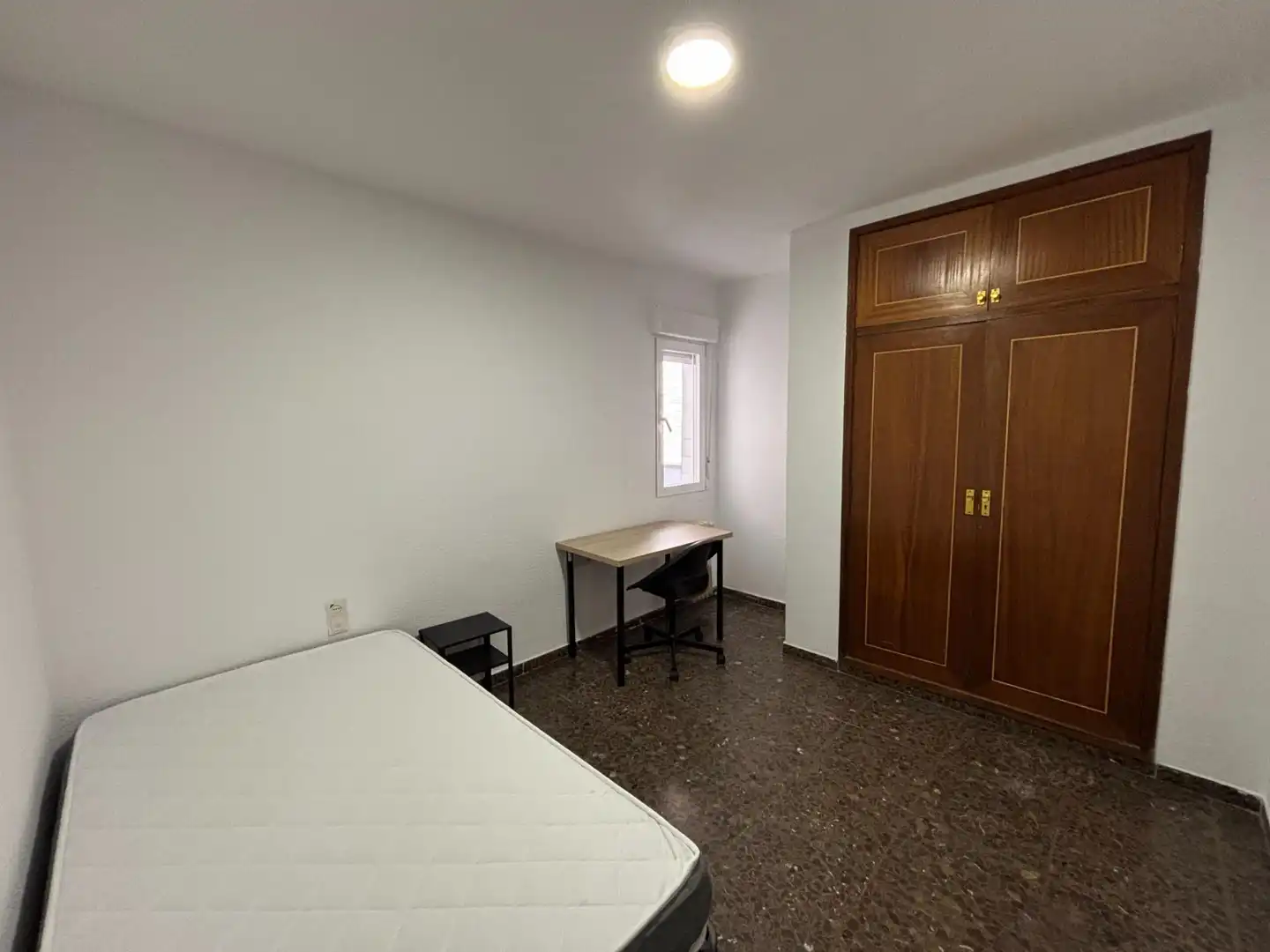 Habitación de Piso para compartir en Granada con Calefacción y Amueblado