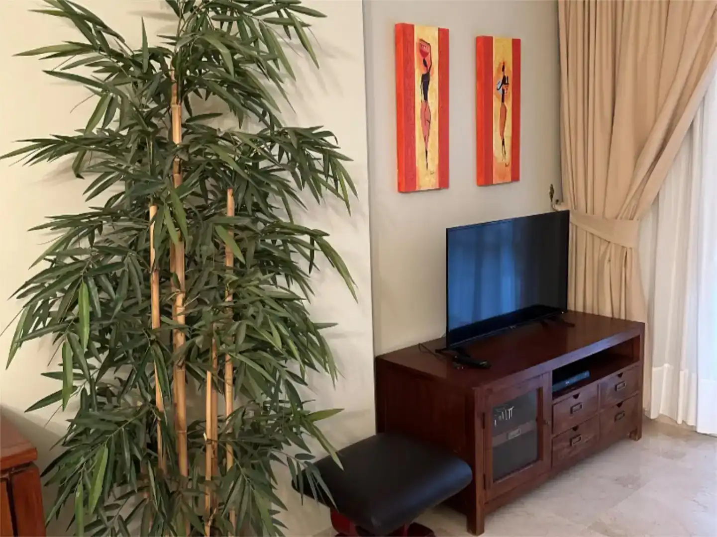 Sala d'estar de Pis de lloguer en Marbella amb Aire condicionat, Jardí privat i Piscina