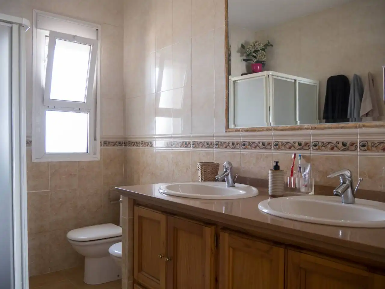 Bany de Casa o xalet en venda en Estepona amb Aire condicionat, Piscina i Moblat