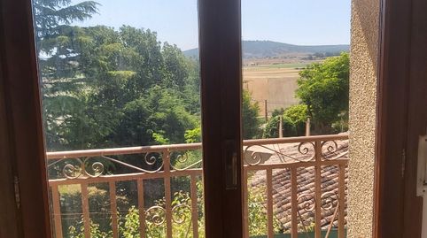 CALDERÓN VENDE: Casa en Atienza de dos plantas. Cuenta con amplios salón y cocina, aseo, despensa y garaje en la planta baja; en l