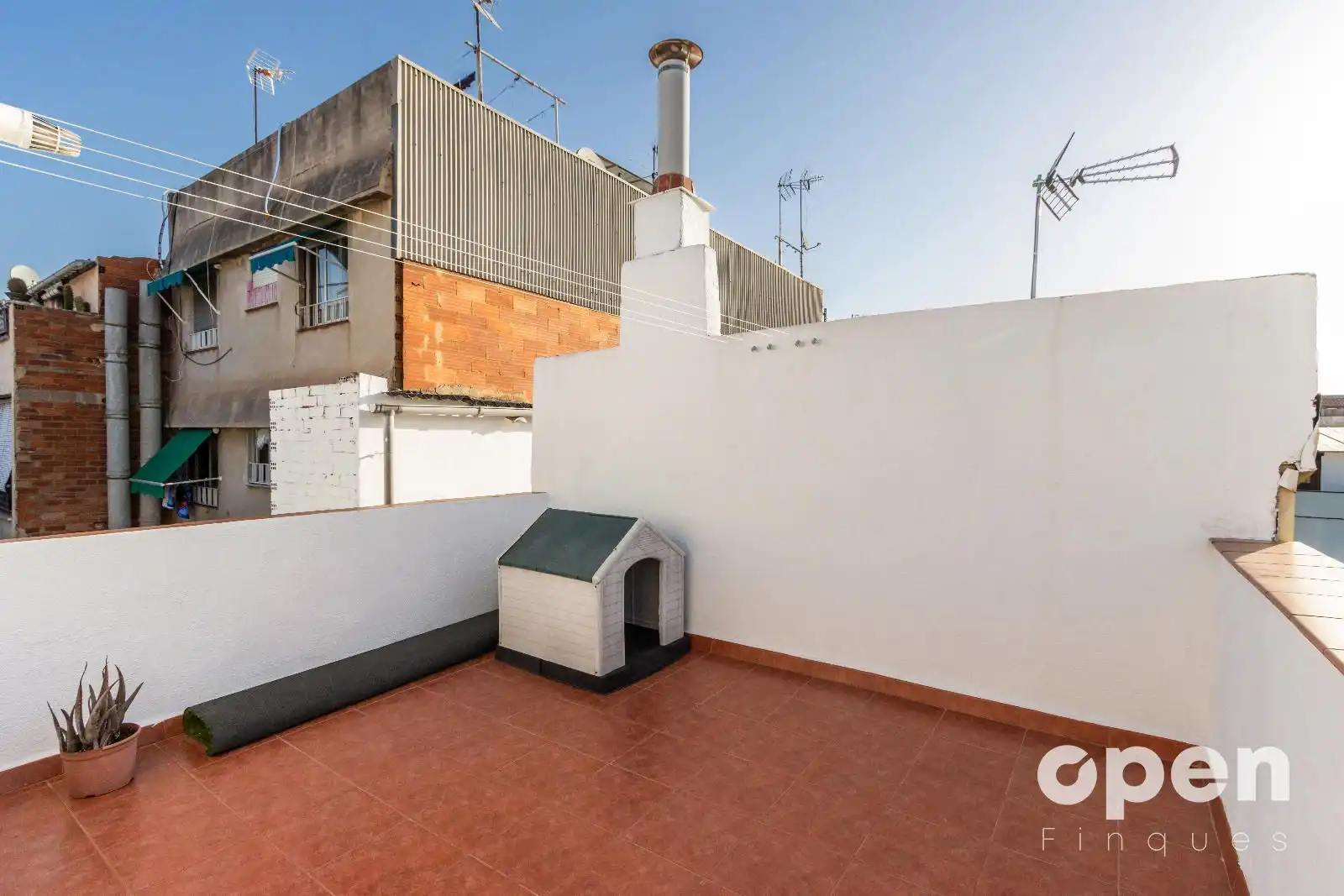 Terrasse von Einfamilien-Reihenhaus zum Verkauf in Terrassa mit Klimaanlage, Heizung und Terrasse