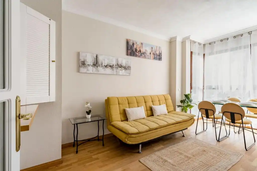 Sala d'estar de Apartament en venda en Madrid amb Aire condicionat i Moblat