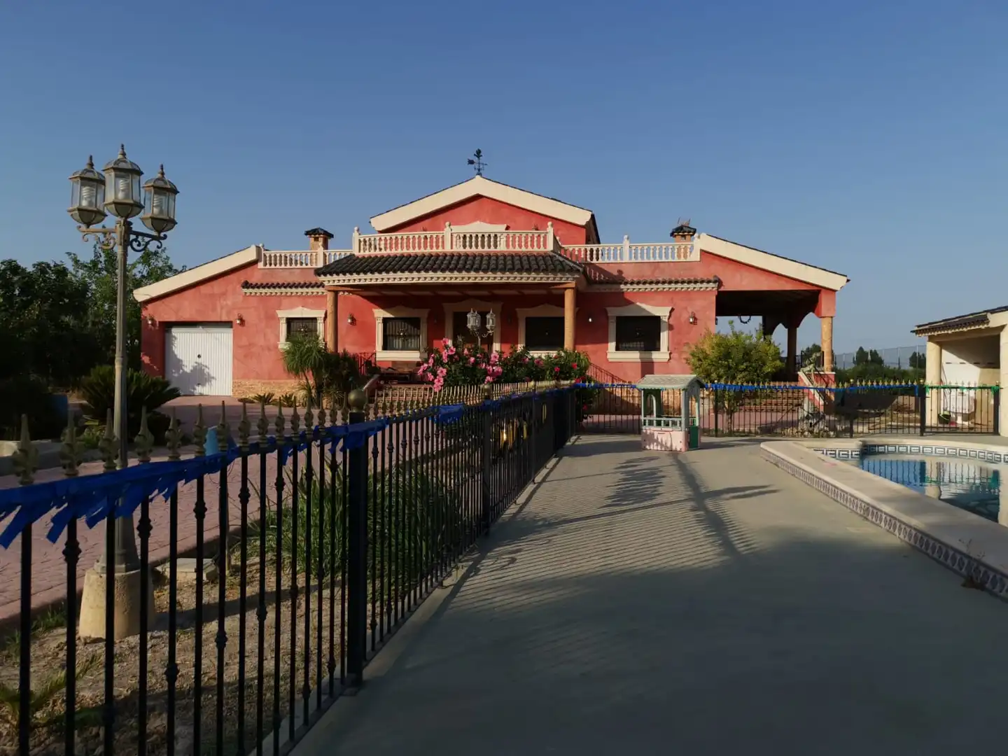 Vista exterior de Casa o xalet en venda en Orihuela amb Jardí privat i Moblat