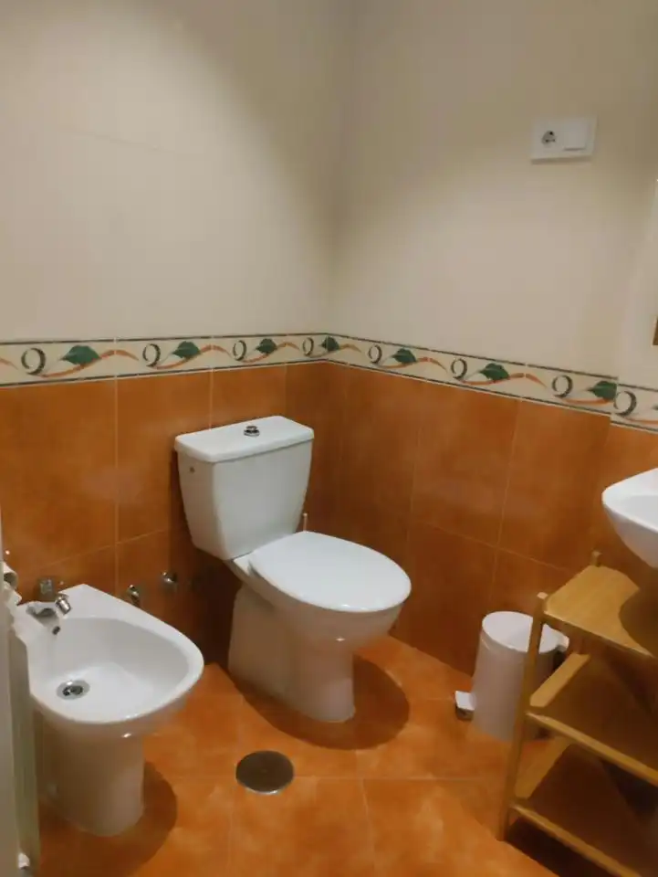 Baño de Piso de alquiler en Santiago de Compostela  con Calefacción y Amueblado