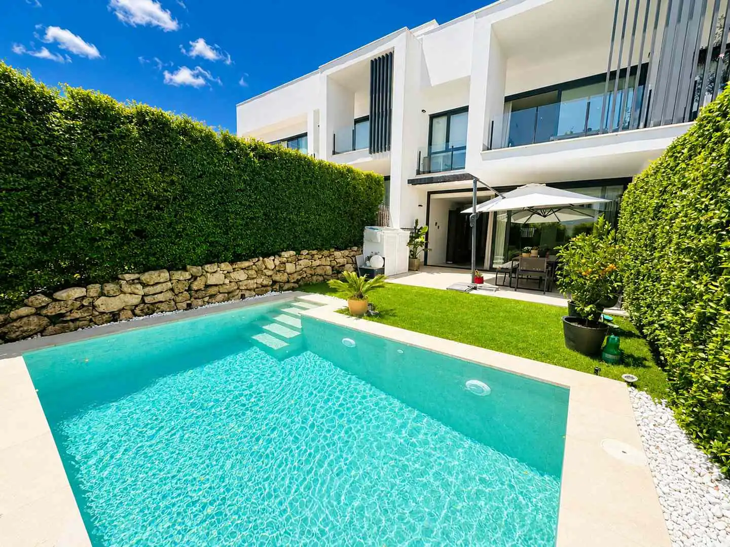 Piscina de Casa adosada en venda en Sotogrande amb Aire condicionat, Calefacció i Jardí privat