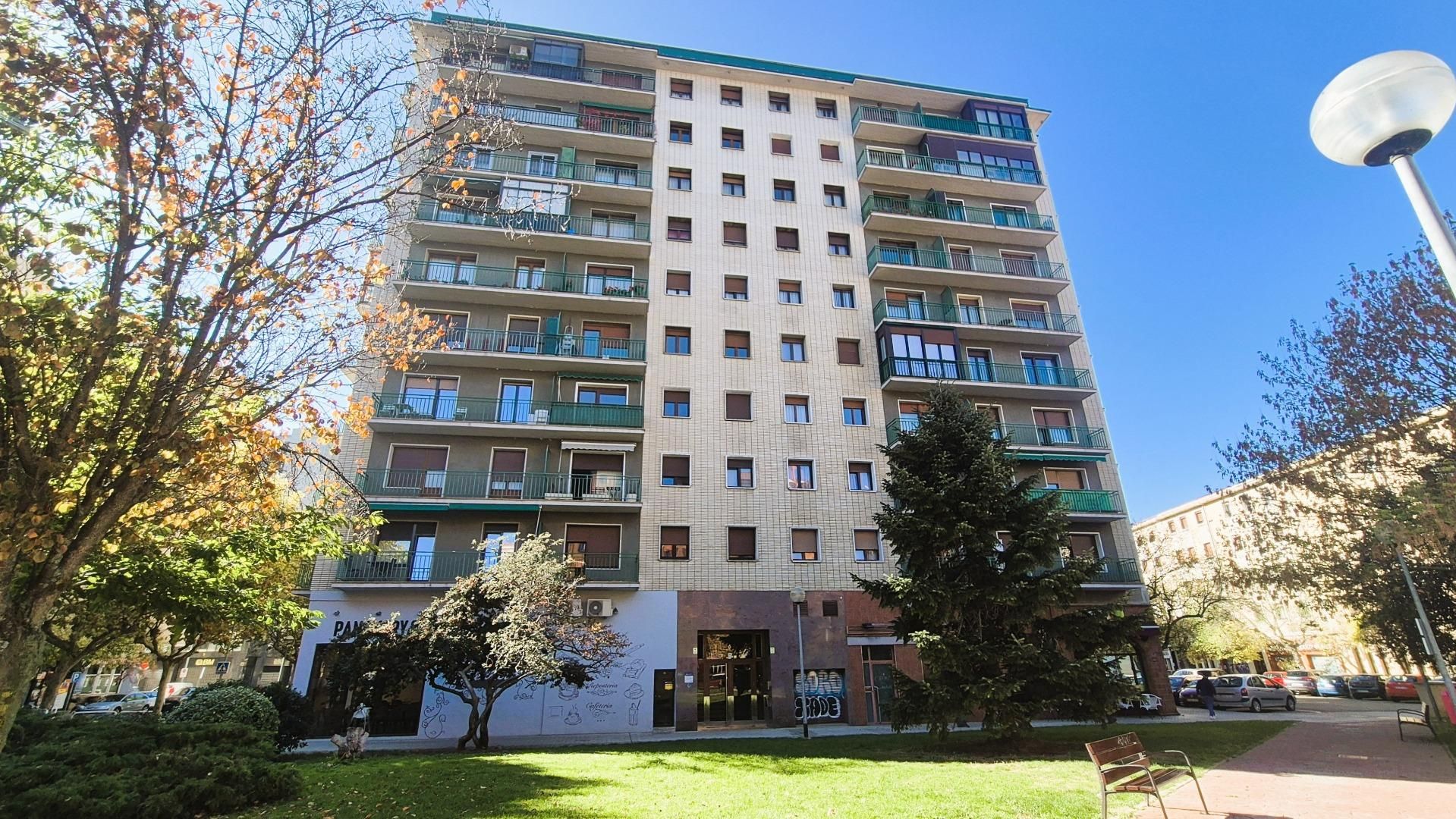 Vista exterior de Piso en venta en  Pamplona / Iruña con Calefacción, Parquet y Terraza