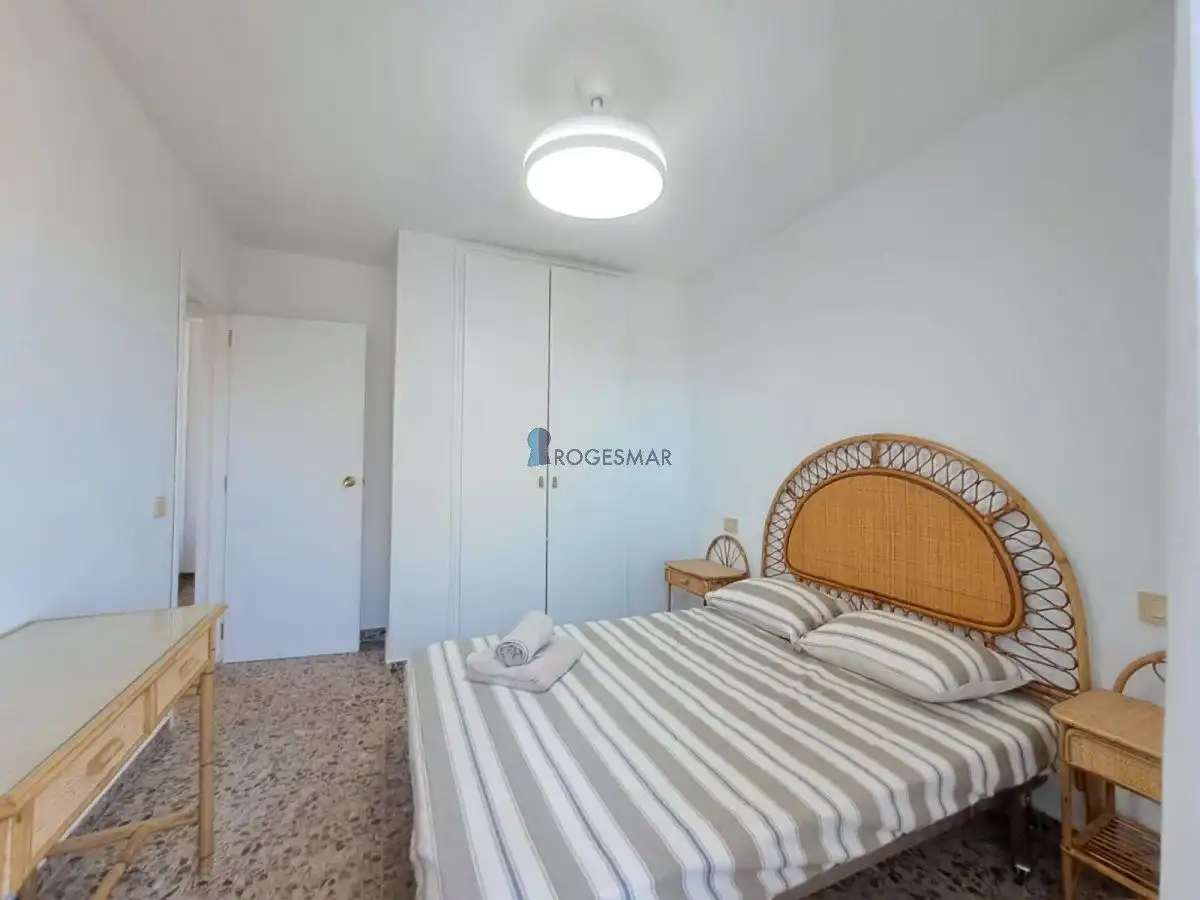 Habitación de Apartamento de alquiler en Benicasim / Benicàssim con Amueblado y Piscina comunitaria