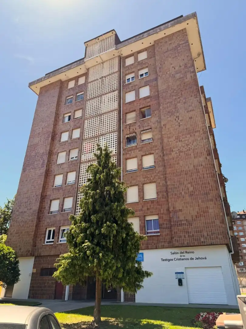 Vista exterior de Pis en venda en Torrelavega  amb Calefacció, Jardí privat i Parquet