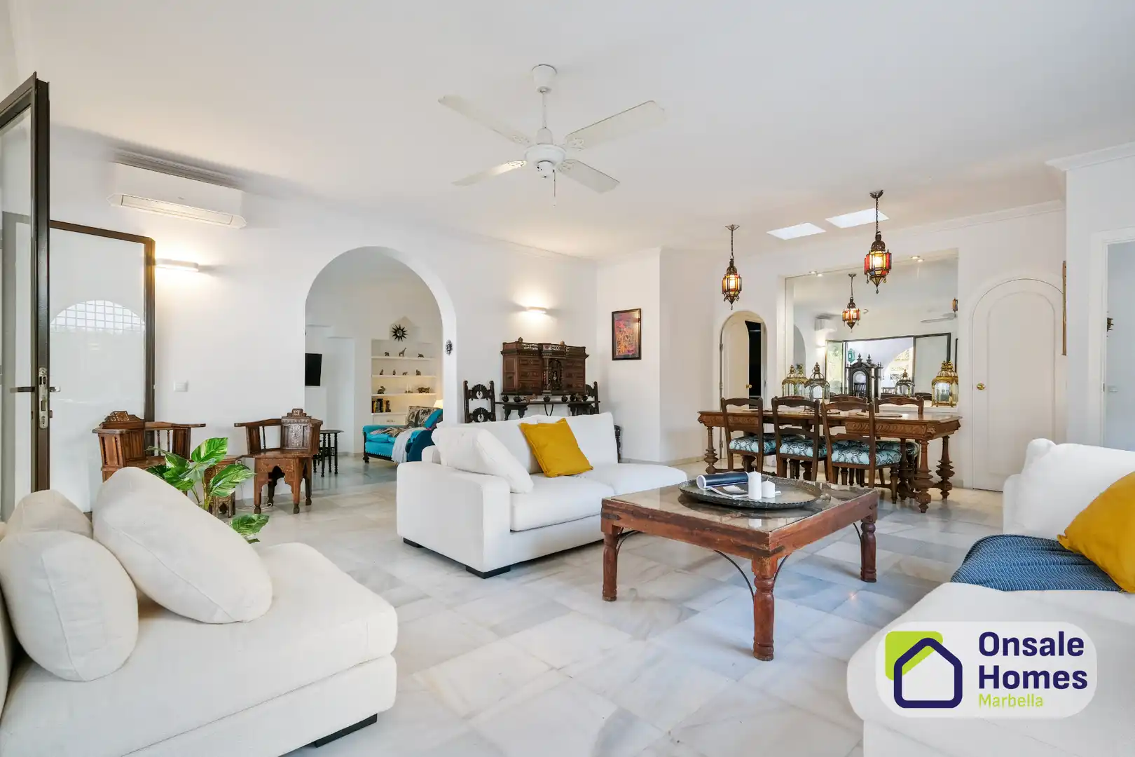 Sala de estar de Casa o chalet en venta en Marbella con Aire acondicionado, Jardín privado y Terraza