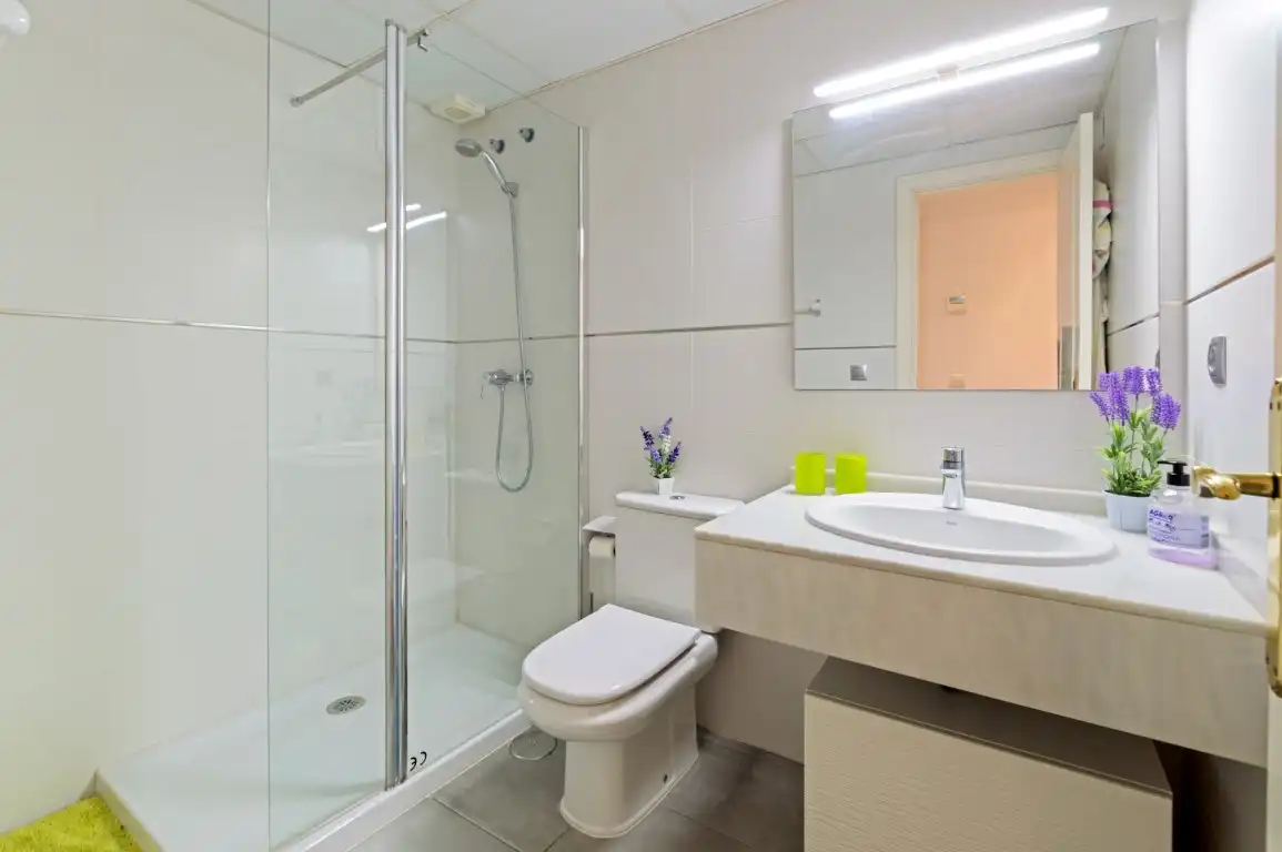 Baño de Apartamento en venta en Marbella con Aire acondicionado, Terraza y Piscina