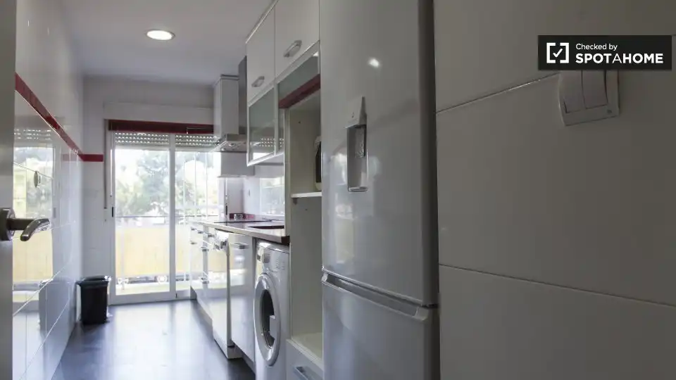 Cuina de Pis de lloguer en Madrid amb Aire condicionat, Calefacció i Moblat