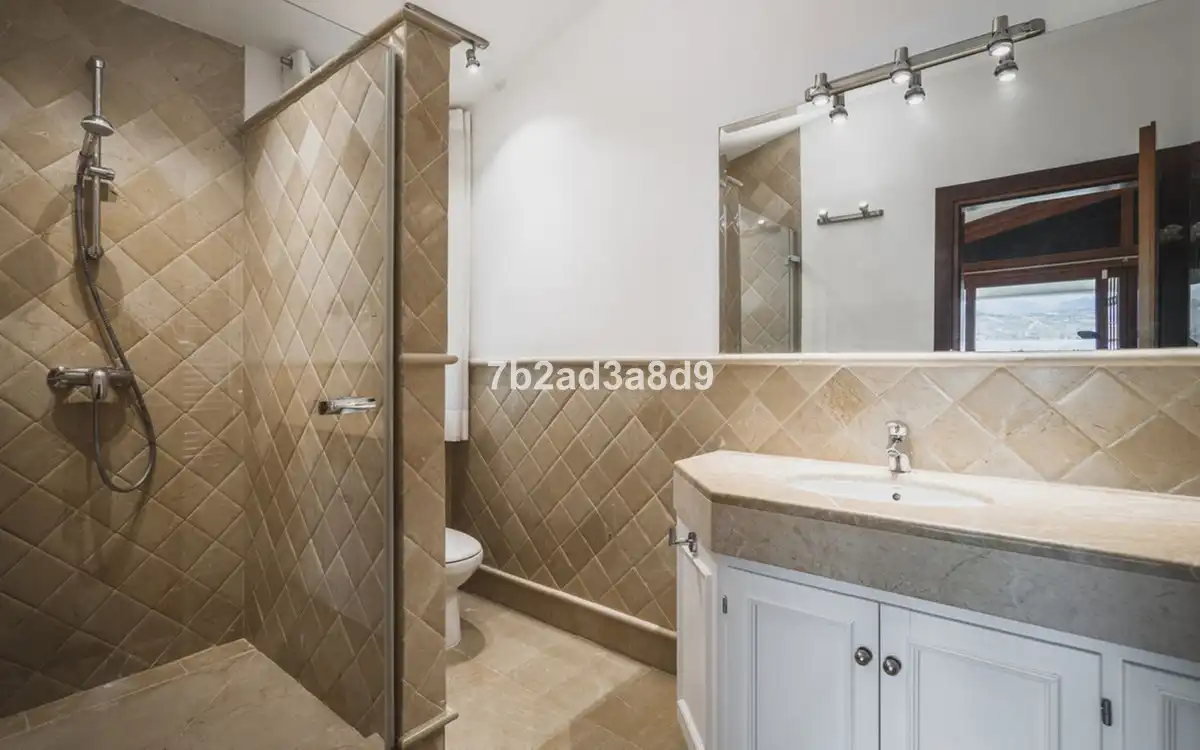 Bany de Casa o xalet en venda en Marbella amb Aire condicionat, Jardí privat i Terrassa