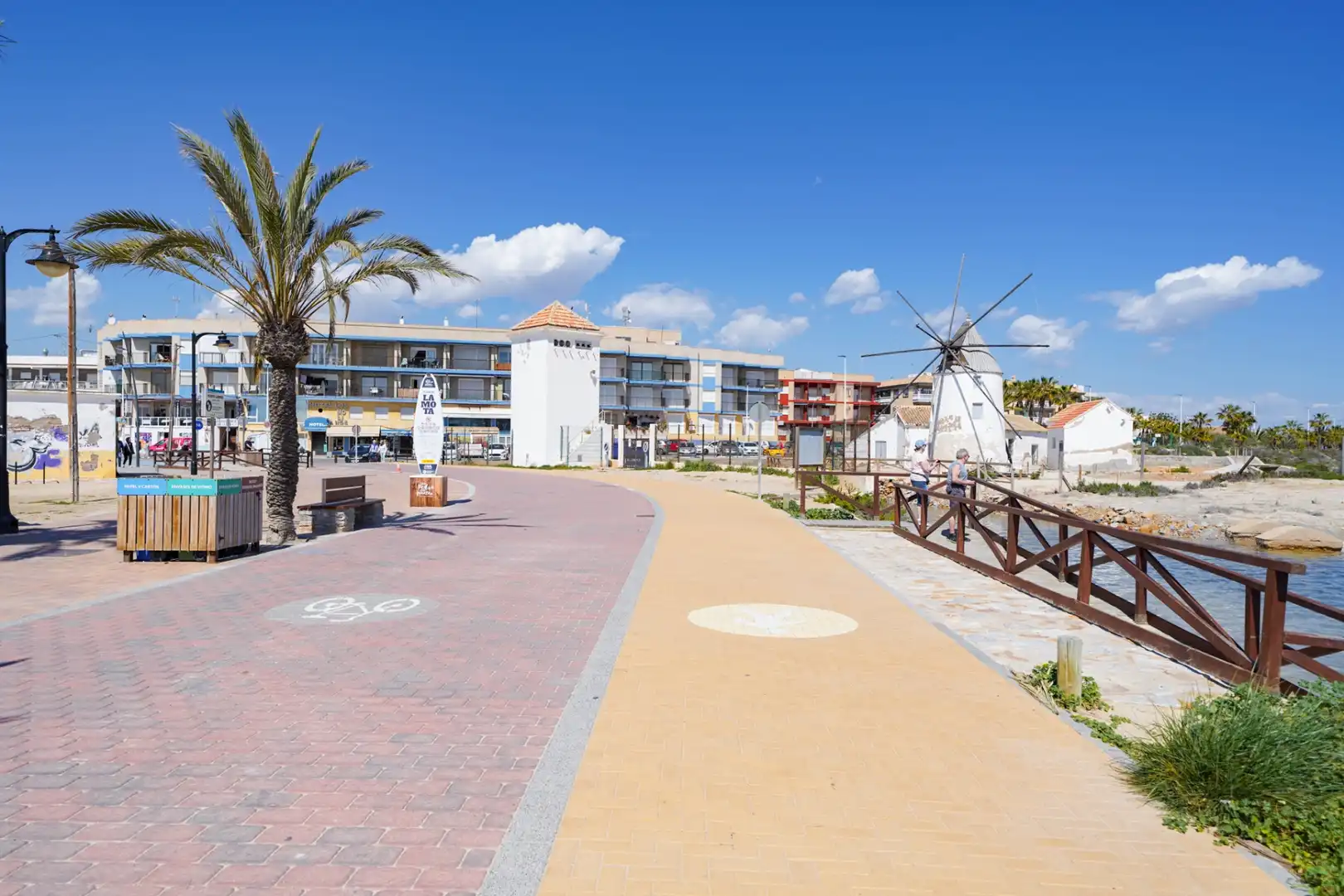 Vista exterior de Casa adosada en venda en San Pedro del Pinatar amb Aire condicionat, Jardí privat i Terrassa