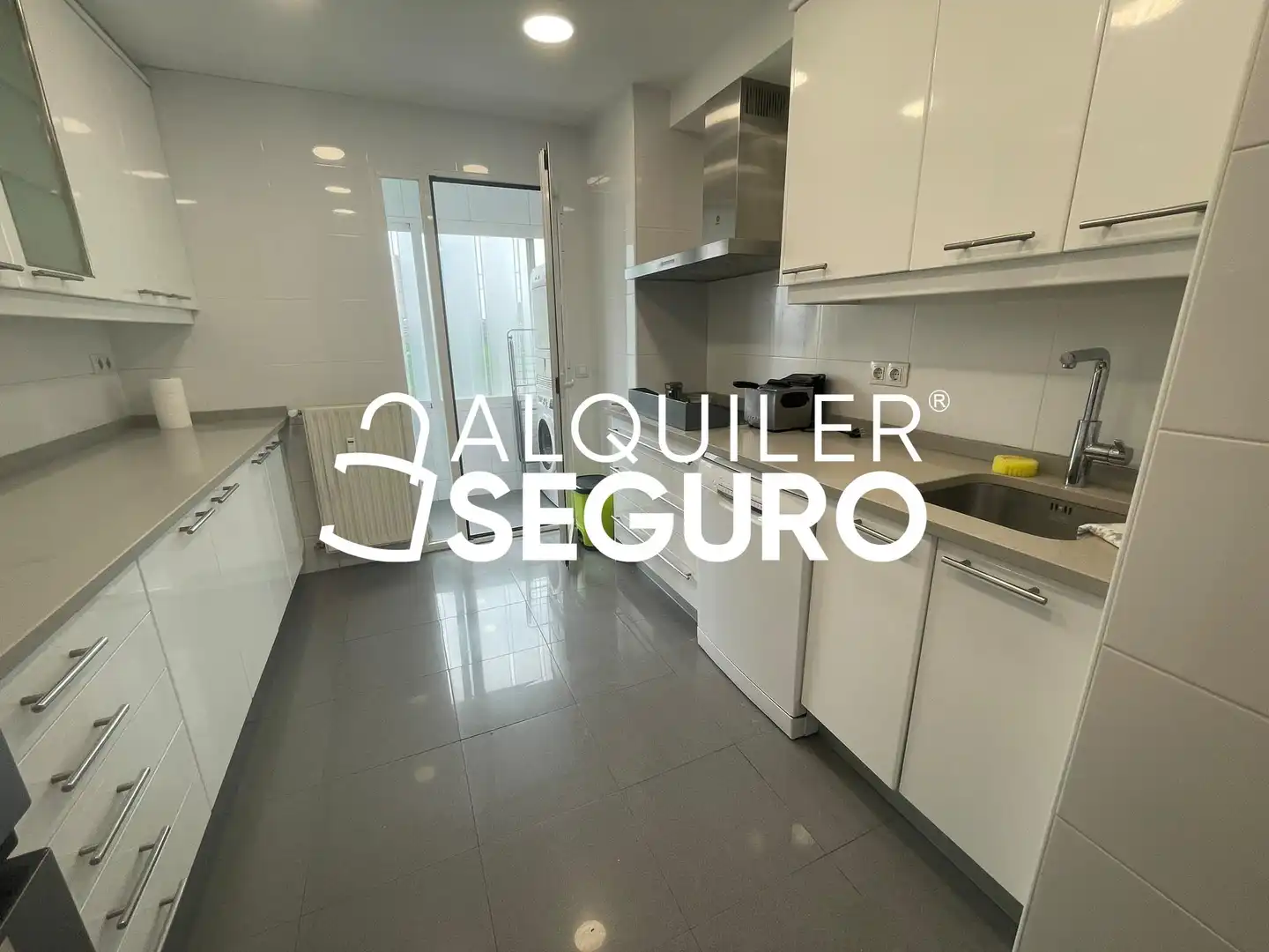 Cuina de Pis de lloguer en Madrid amb Aire condicionat, Calefacció i Piscina