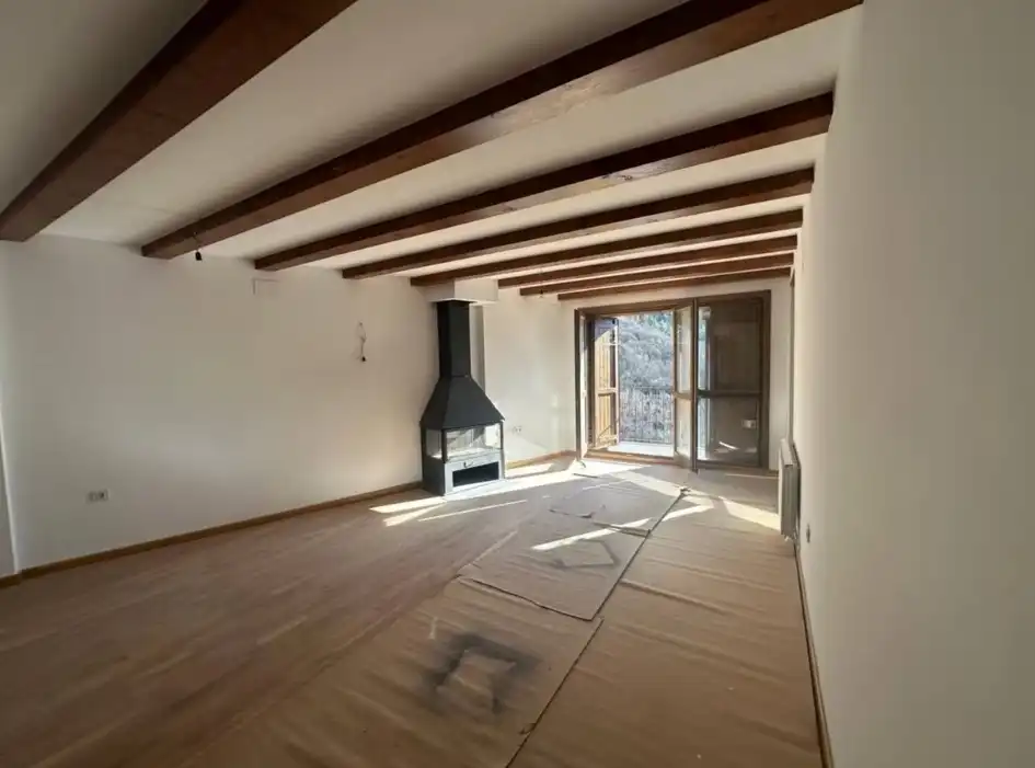 Sala d'estar de Casa o xalet en venda en El Pont de Suert amb Parquet