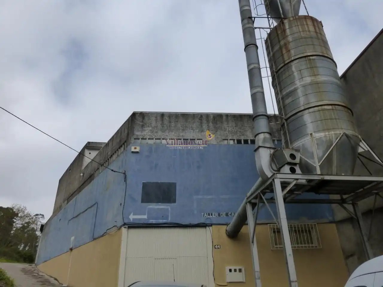 Vista exterior de Nau industrial en venda en Nigrán