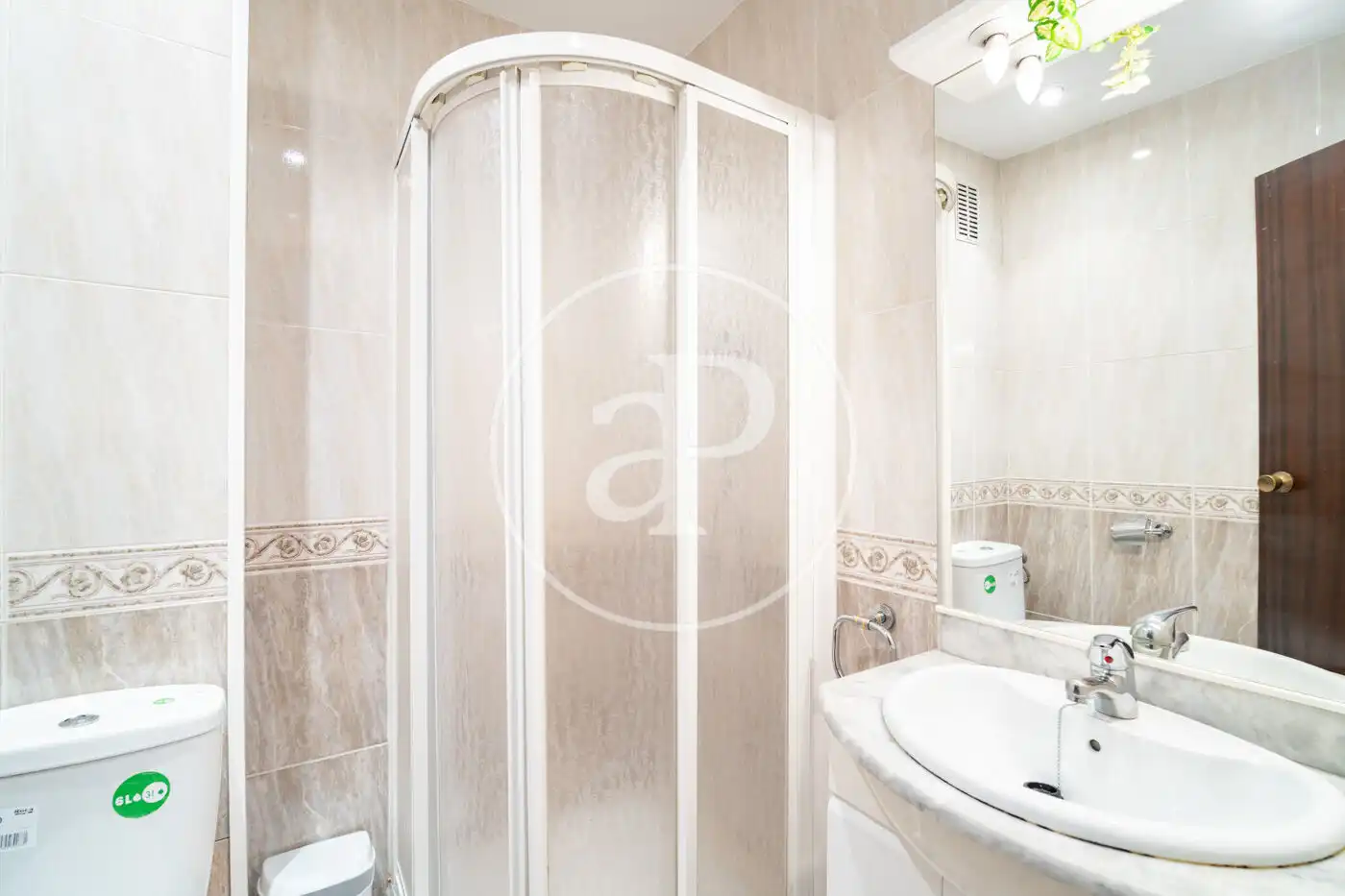 Baño de Piso de alquiler en Barcelona con Calefacción, Terraza y Amueblado