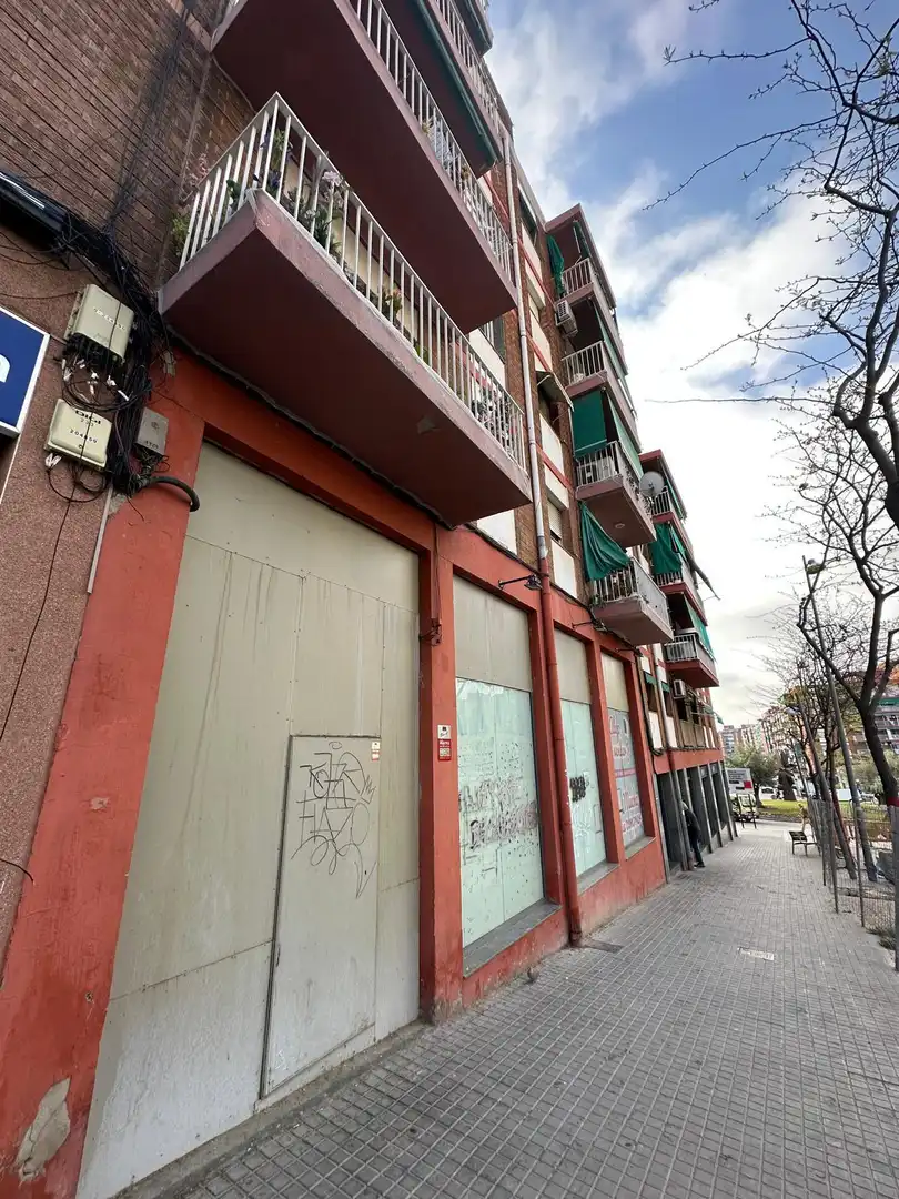 Vista exterior de Local en venta en Badalona