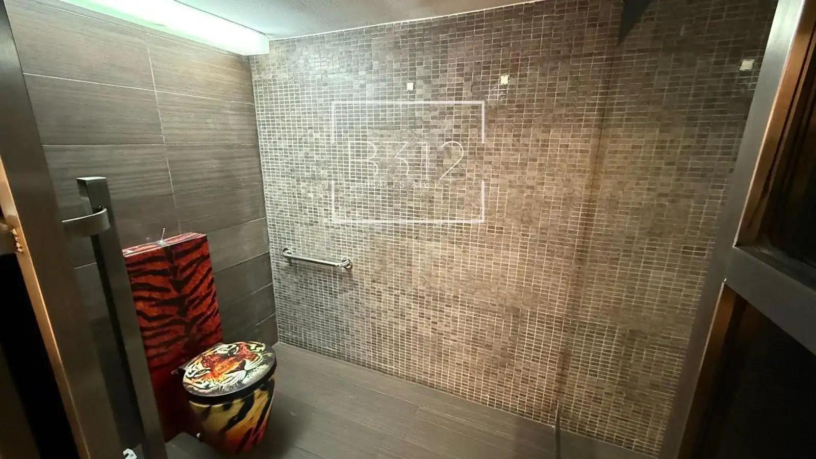 Bathroom of Commercial properties for rent in Barcelona  with Air Conditioner