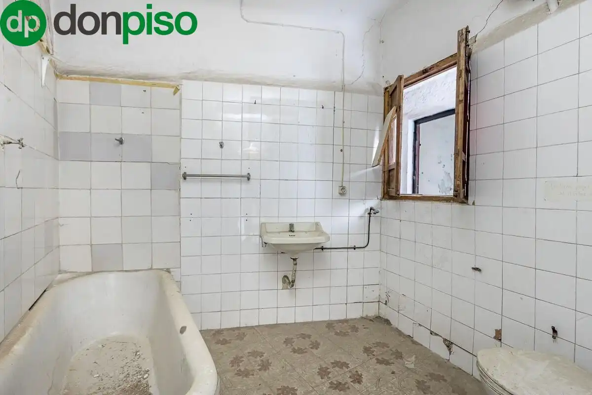 Bathroom of Houses for sale in Granada  with Terrace and Balcony
