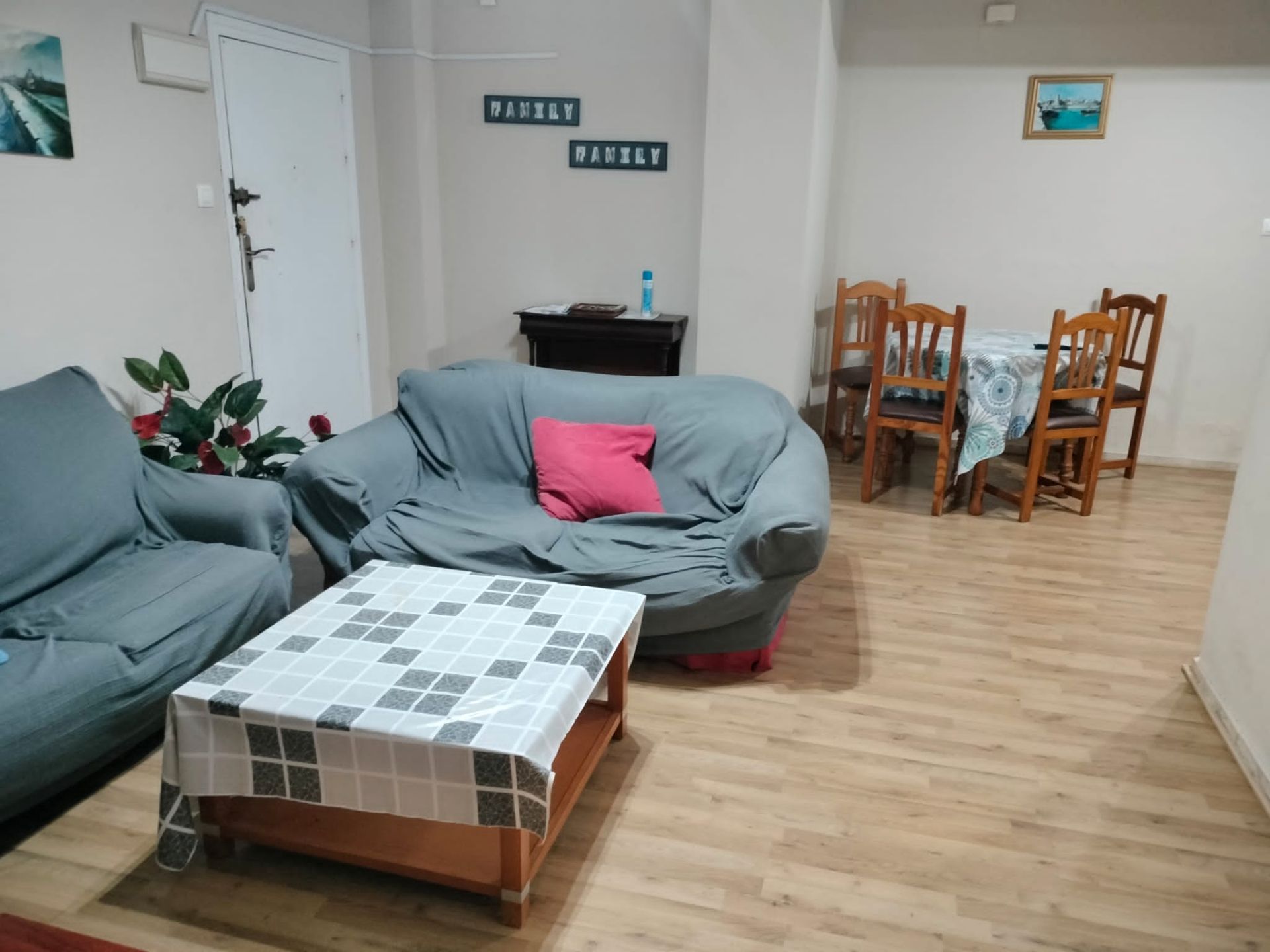 Living room of Flat for sale in  Cádiz Capital  with Parquet flooring and Furnished