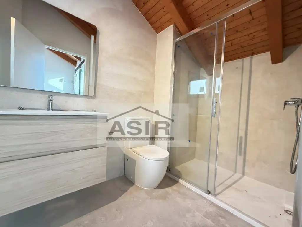 Baño de Piso de alquiler en Polinyà de Xúquer con Piscina