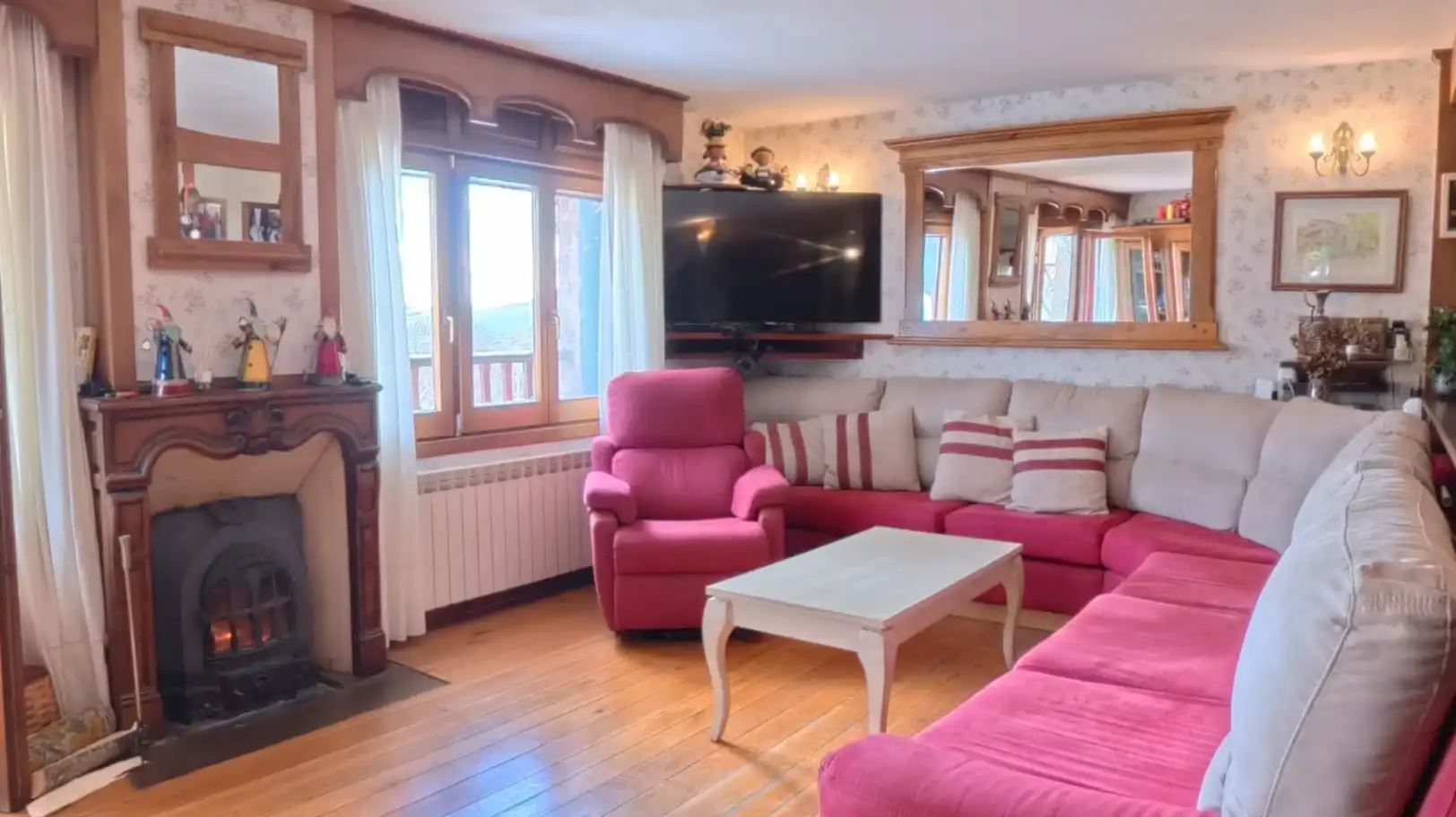 Sala de estar de Casa o chalet en venta en Hermandad de Campoo de Suso con Terraza, Piscina y Amueblado