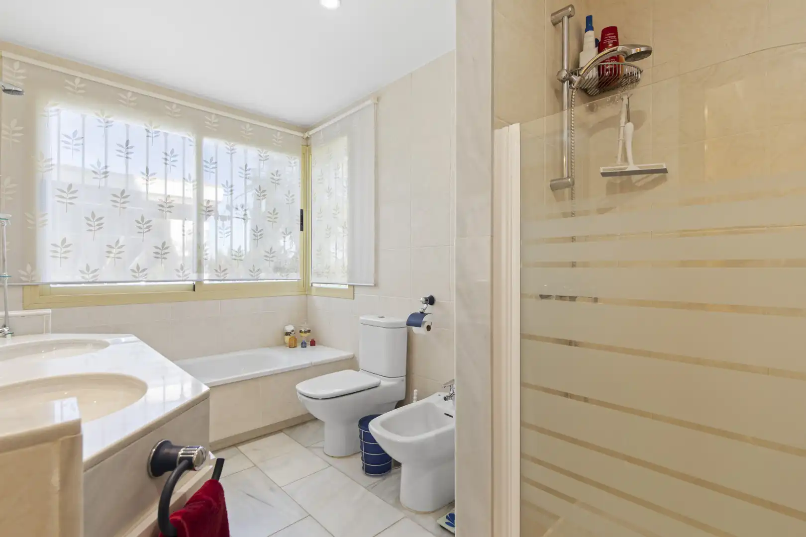 Bathroom of Houses for sale in Benahavís  with Air Conditioner, Heating and Private garden