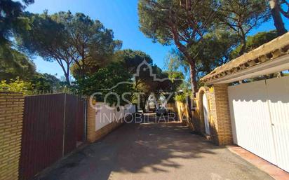 Vista exterior de Casa o xalet en venda en Chiclana de la Frontera amb Terrassa i Piscina