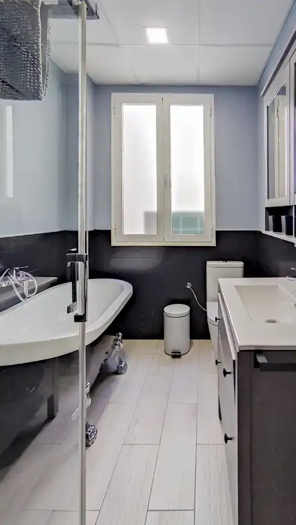 Badezimmer von Dachboden zur Miete in Málaga mit Klimaanlage, Abstellraum und Möbliert