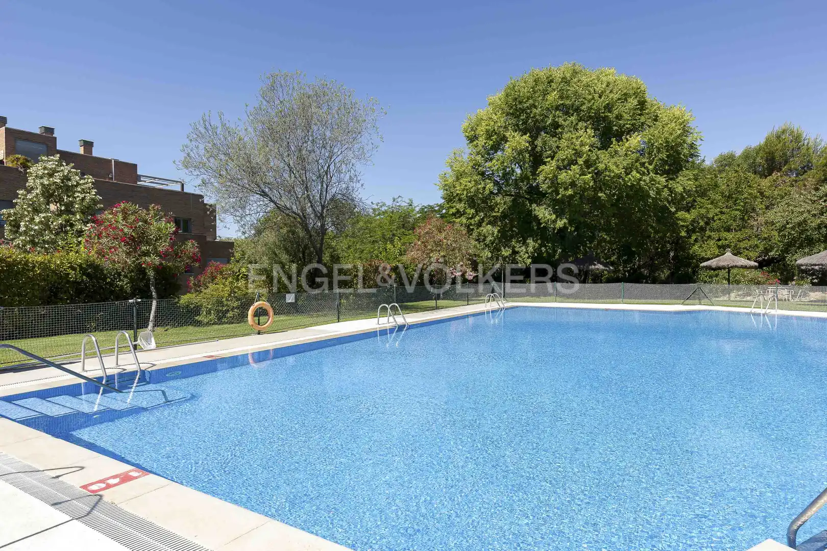 Schwimmbecken von Maisonette zur Miete in La Moraleja mit Klimaanlage, Heizung und Privatgarten