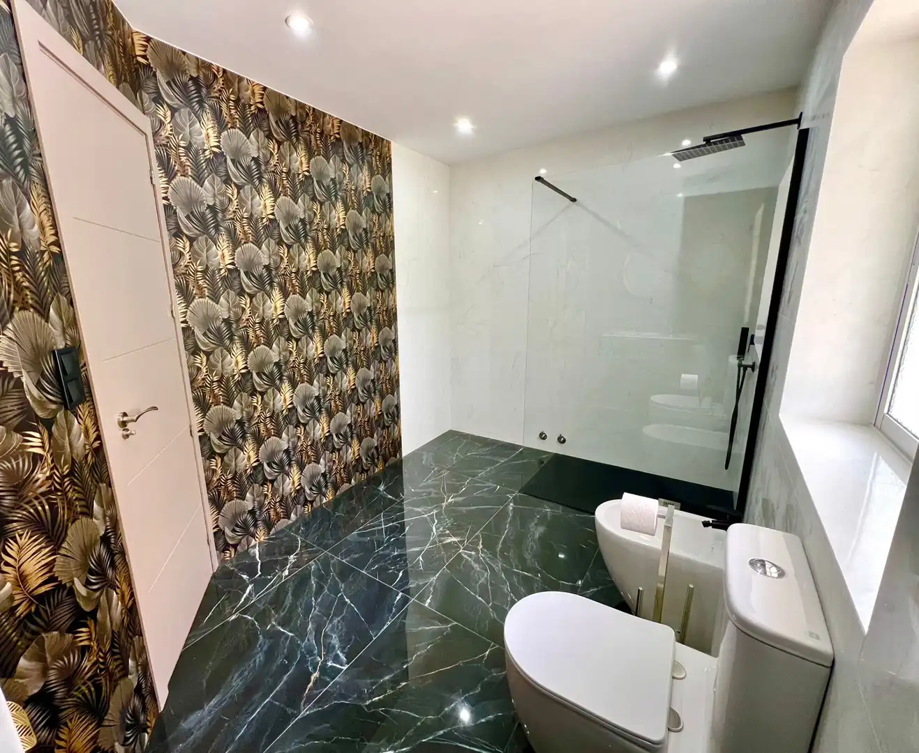 Baño de Casa o chalet de alquiler en Marbella con Aire acondicionado, Calefacción y Jardín privado