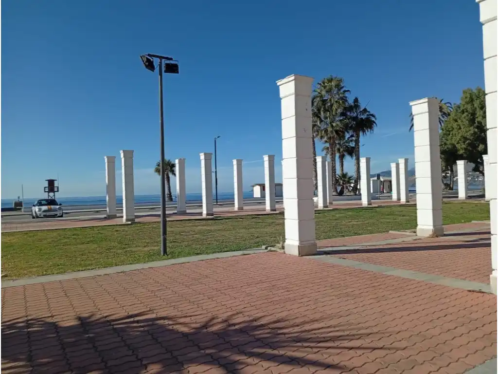 Vista exterior de Casa adosada en venda en Salobreña amb Piscina