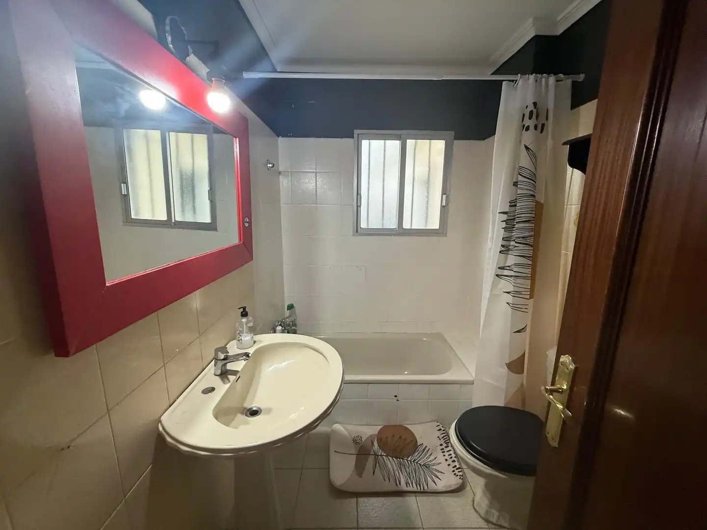 Baño de Piso de alquiler en Huelva con Aire acondicionado, Amueblado y Lavadora
