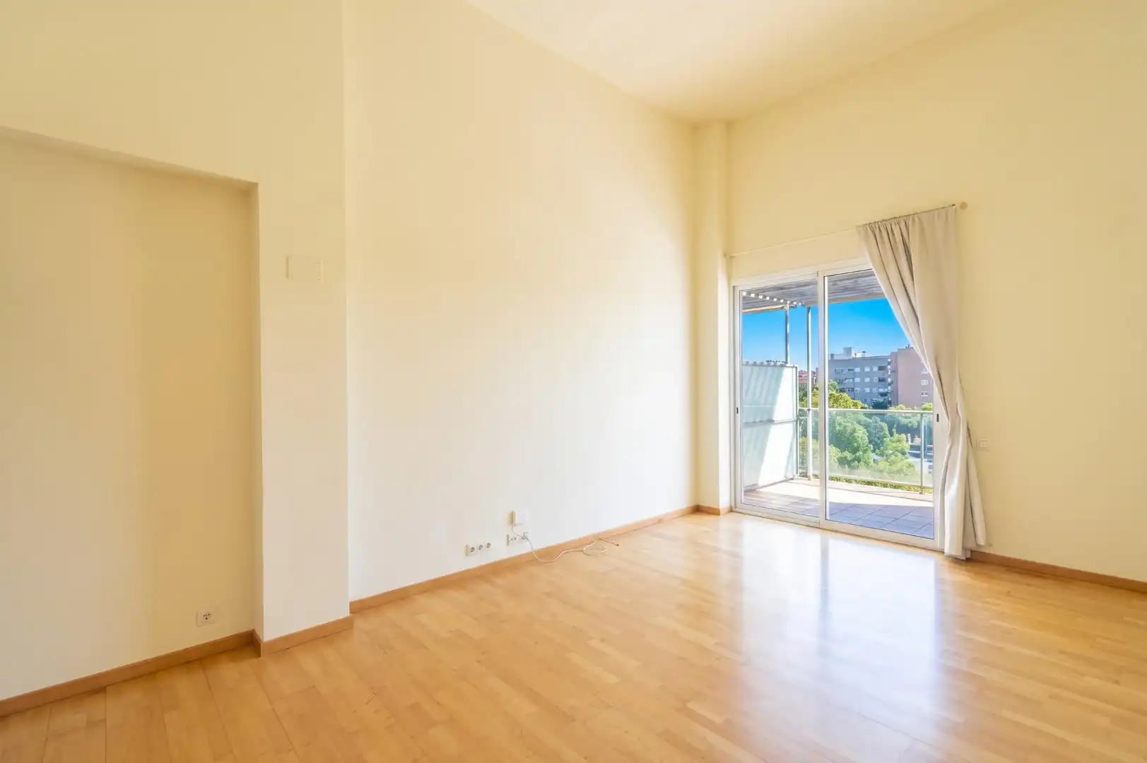 Sala d'estar de Pis en venda en Barcelona amb Aire condicionat, Calefacció i Parquet