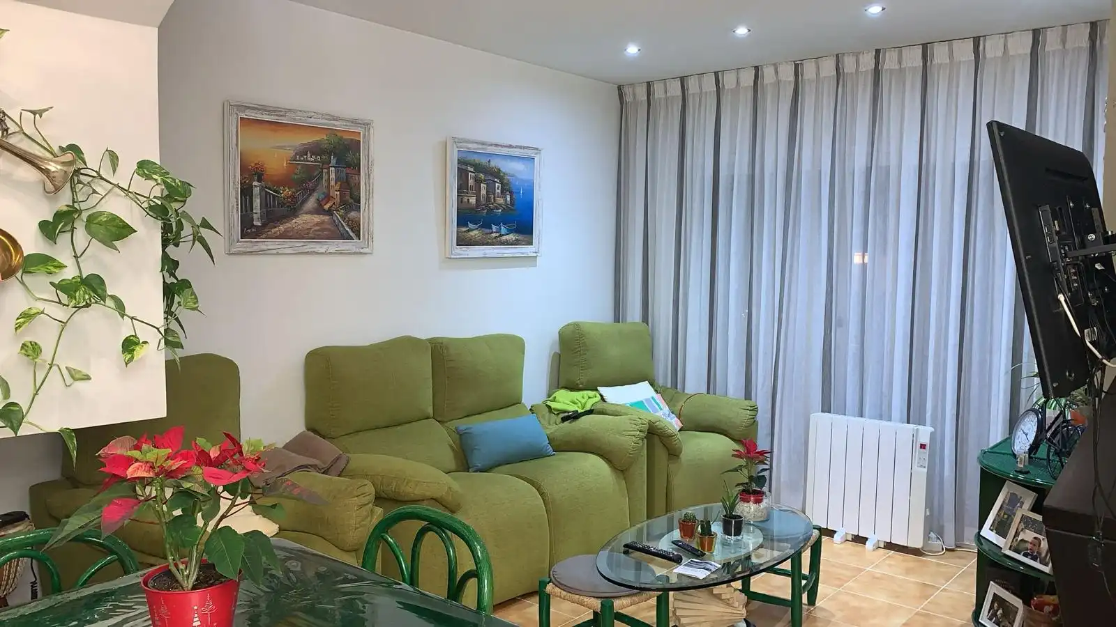Wohnzimmer von Einfamilien-Reihenhaus zum Verkauf in Cunit mit Klimaanlage, Heizung und Privatgarten