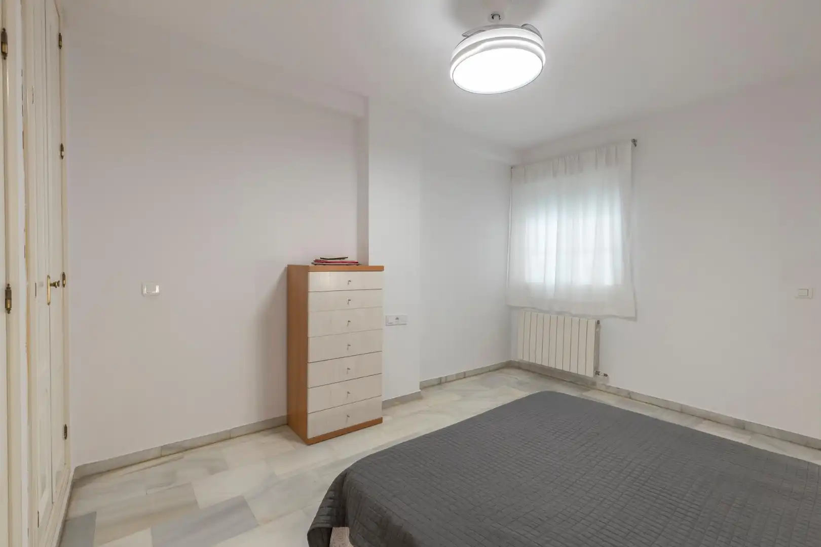 Dormitori de Pis en venda en Granada amb Aire condicionat, Calefacció i Terrassa