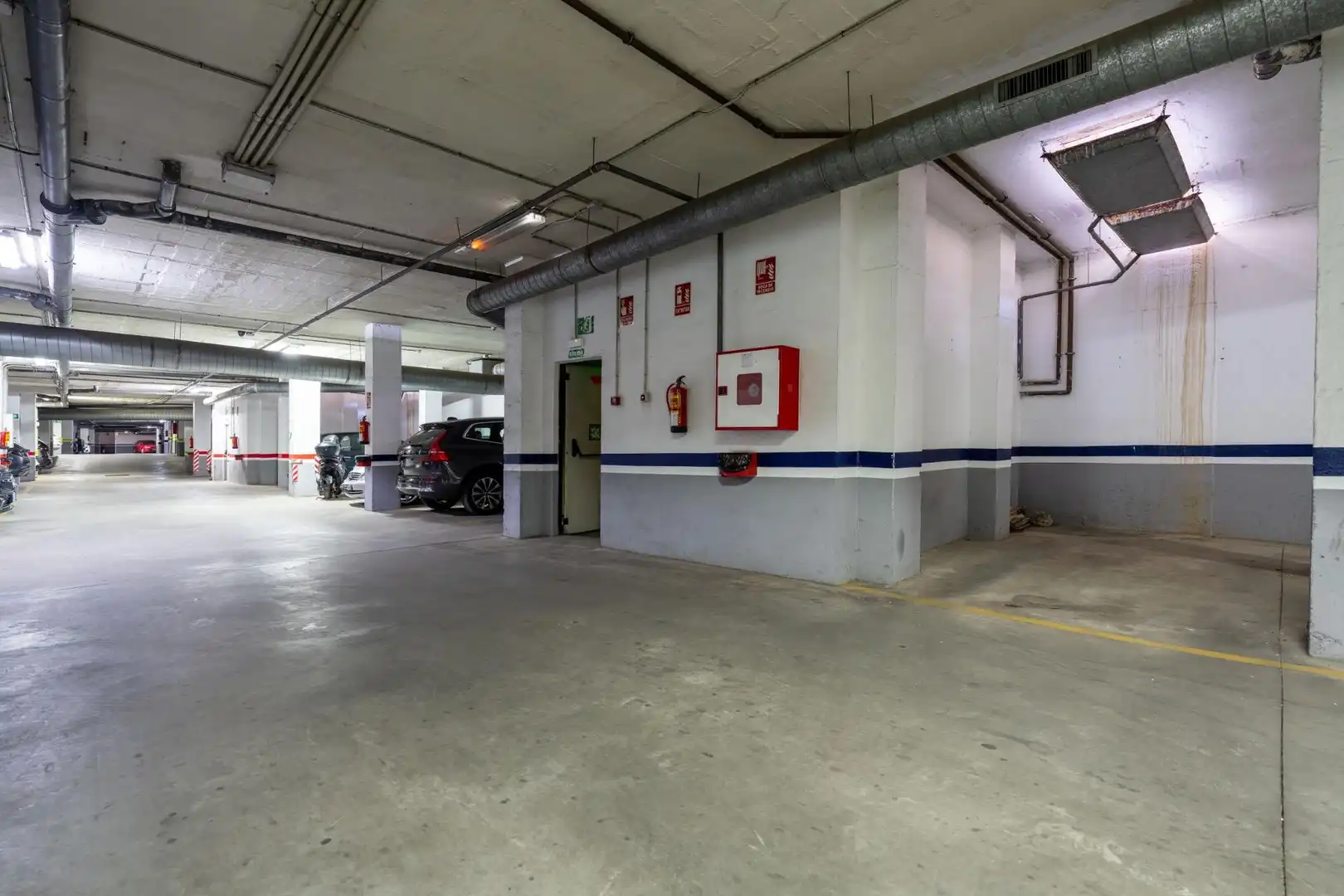 Parking de Ático de alquiler en Almería con Aire acondicionado, Calefacción y Jardín privado