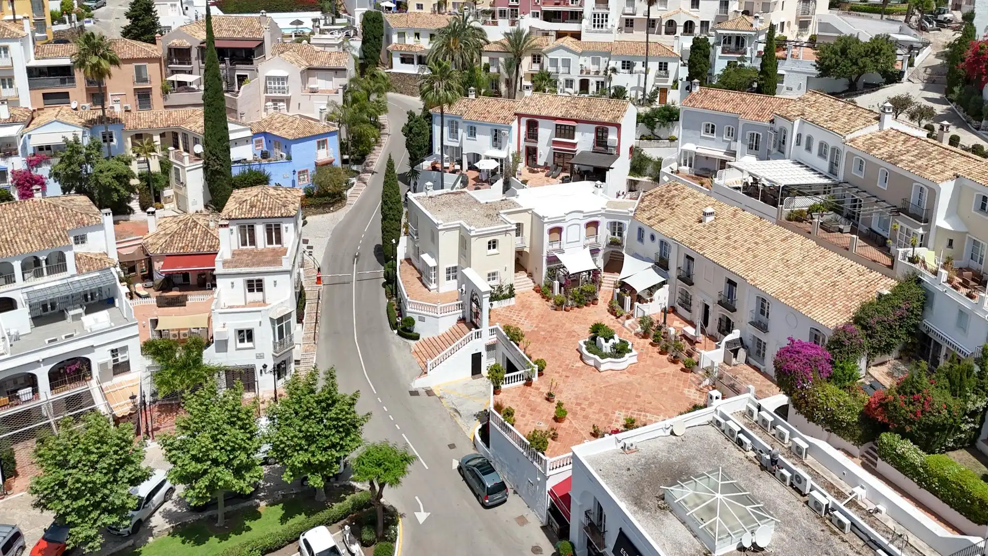 Vista exterior de Casa adosada en venda en Benahavís amb Calefacció, Terrassa i Piscina comunitària