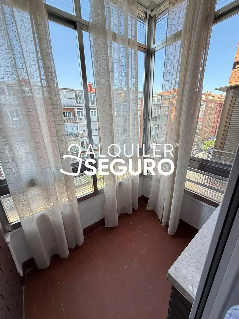 Schlafzimmer von Wohnung zur Miete in Madrid mit Klimaanlage, Terrasse und Möbliert