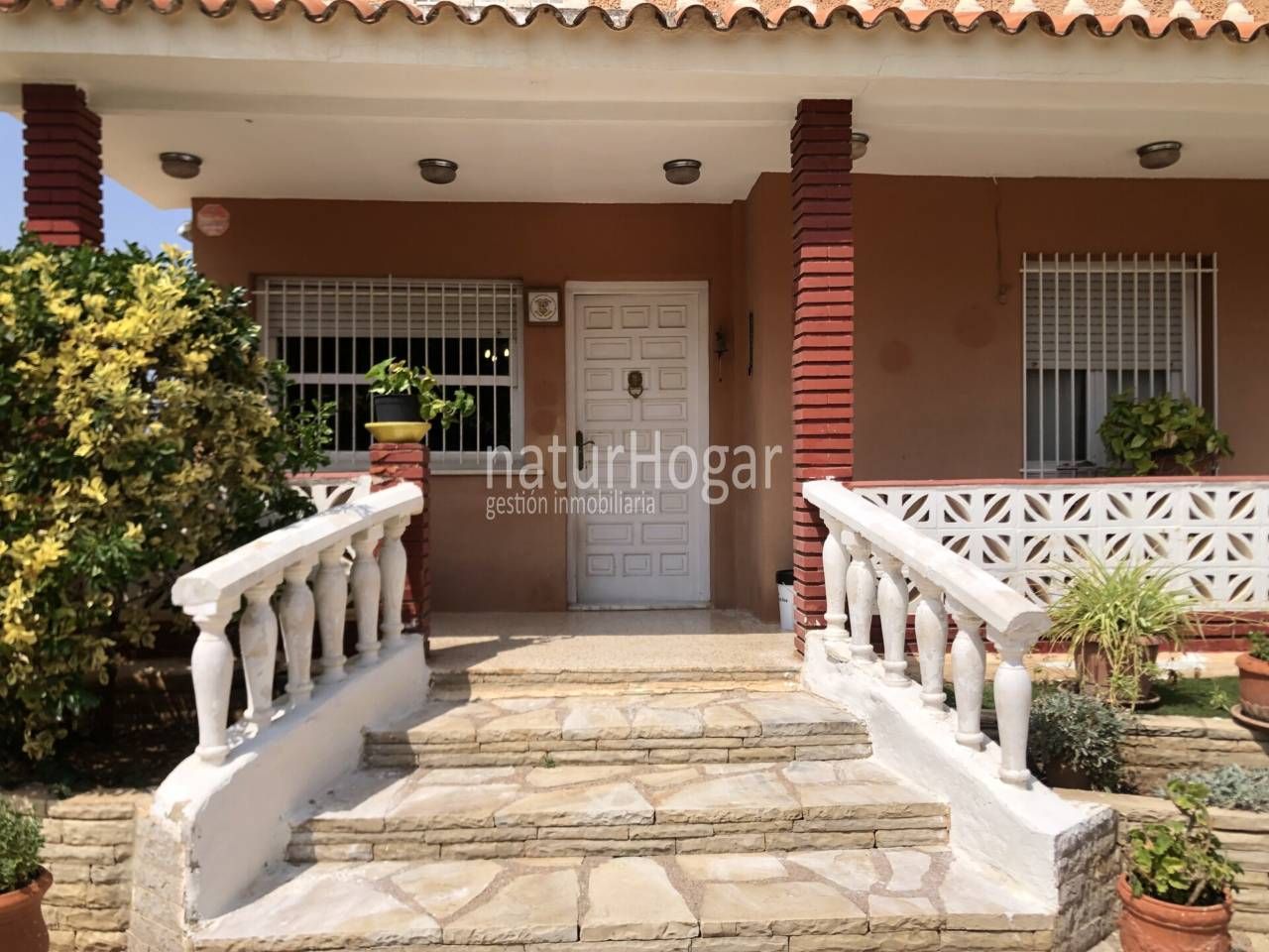 Vista exterior de Casa o xalet en venda en Paterna amb Aire condicionat, Jardí privat i Terrassa