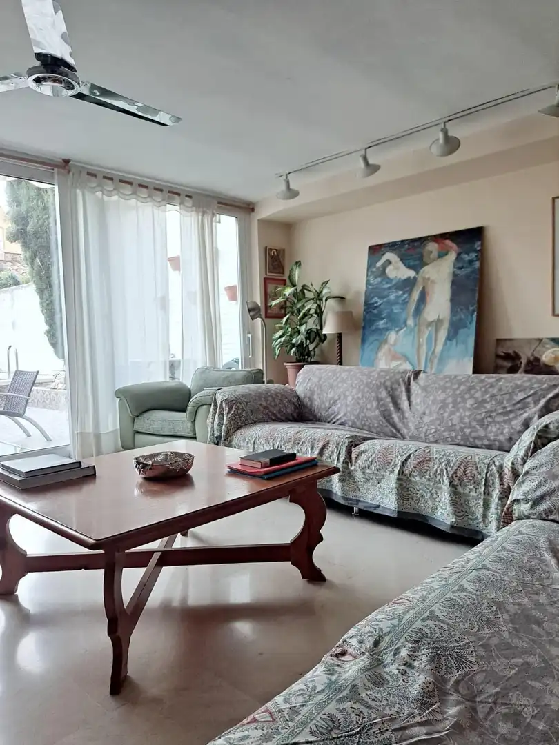 Sala d'estar de Casa adosada en venda en Tres Cantos amb Calefacció, Terrassa i Traster