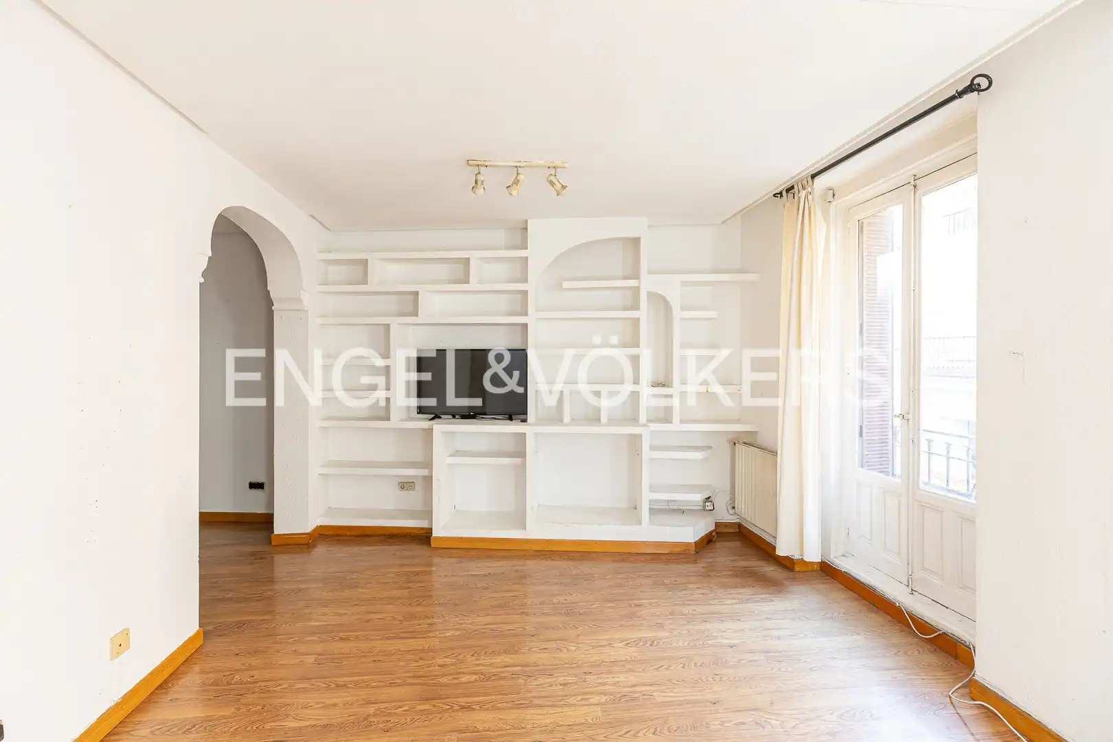 Living room of Flat for sale in Madrid  with Air Conditioner, Heating and Parquet flooring