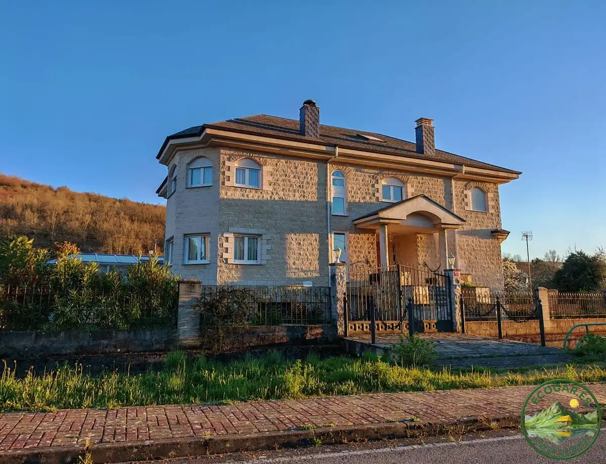Vista exterior de Casa o xalet en venda en Torre del Bierzo amb Aire condicionat, Calefacció i Jardí privat