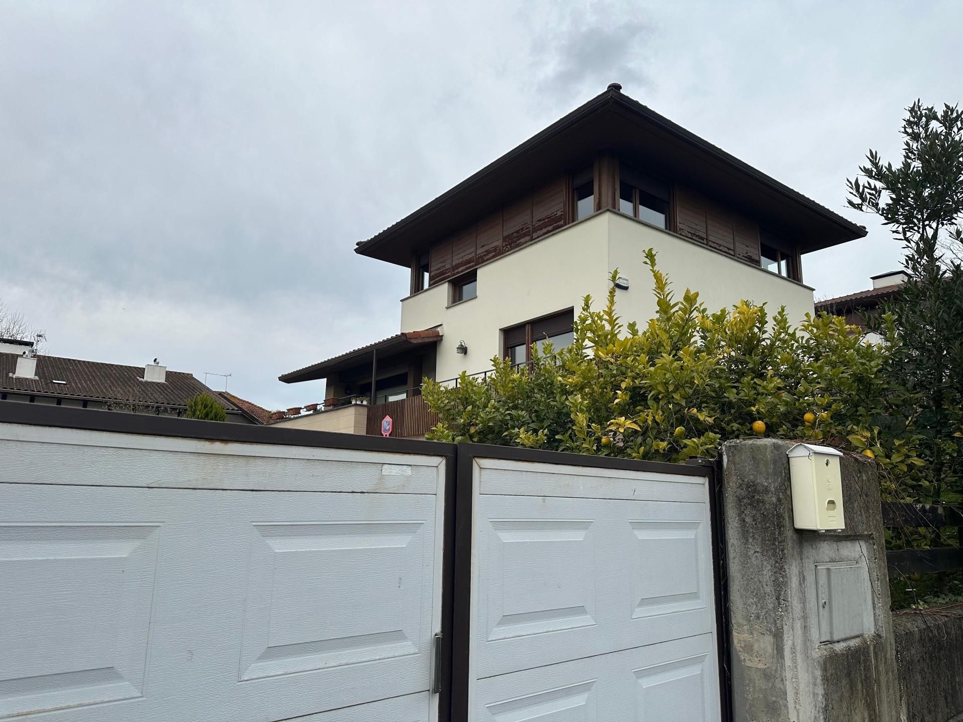 Vista exterior de Casa o xalet en venda en Güeñes amb Calefacció, Jardí privat i Terrassa