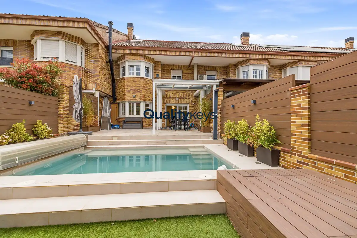 Piscina de Casa o chalet en venta en Madrid con Aire acondicionado, Calefacción y Jardín privado