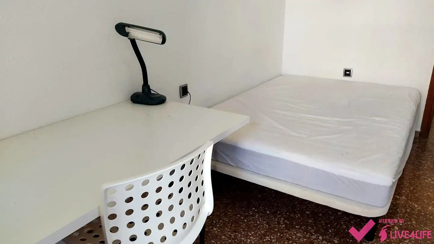 Habitación de Piso de alquiler en Valencia con Aire acondicionado y Amueblado