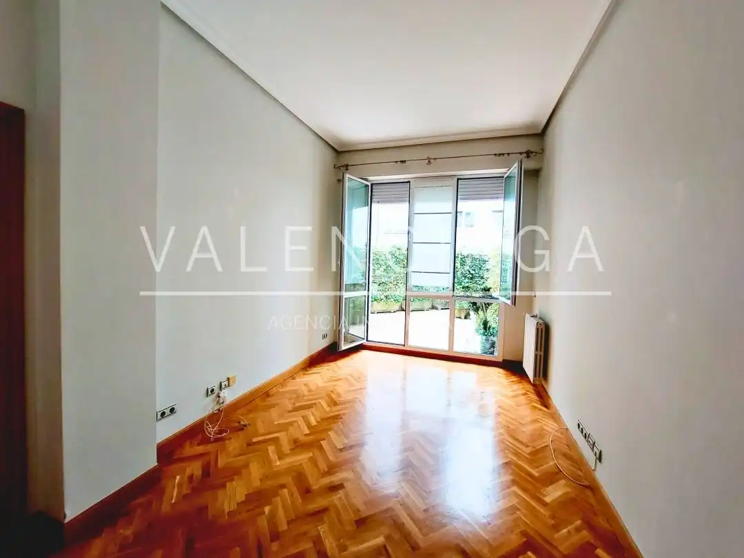 Sala d'estar de Pis en venda en Donostia - San Sebastián  amb Calefacció, Terrassa i Traster