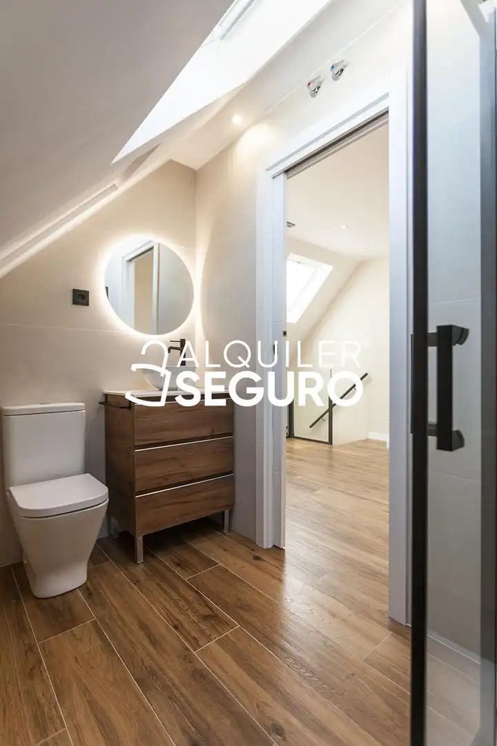 Baño de Ático de alquiler en Madrid con Aire acondicionado, Calefacción y Trastero