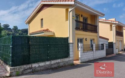 Vista exterior de Casa o xalet en venda en Camargo amb Terrassa i Balcó